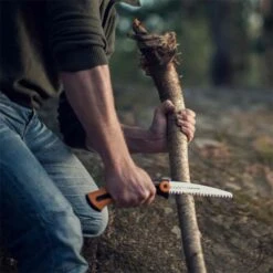 Scie Fiskars Xtract SW73 -TrekÉquip Magasin scie pliable fiskars xtract sw73